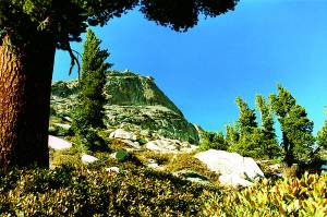 Alta Peak (3415 m) vyrůstá k obloze uprostřed vysokohorské divočiny.