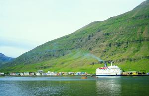 Norröna v přístavu Seydisfjorur na Islandu