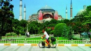 Před slavným chrámem Hagia Sofia v Istanbulu. Jeho vnitřní prostor patří k největším na světě.
