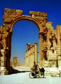 Před branami Palmýry, starověké oázy v centru Syrské pouště, která ležela stovky let v zapomnění.