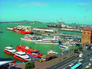 Přístav v Aucklandu, největším městě Nového Zélandu