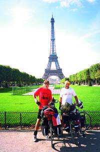 Paříž - tradiční foto s Eiffelovkou