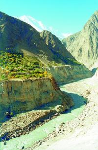 Pohled z Karakoram highway do kaňonu řeky Hunzy