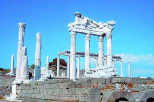 Znovuvztyčené sloupy chrámu v Pergamonu