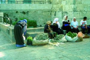 Kořenářky před Damašskou bránou v Jeruzalémě.