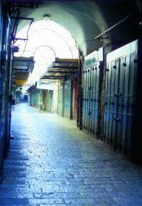 Opuštěná jeruzalémská ulička.