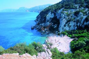 Sardinie nabízí i romantické zapadlé pláže.