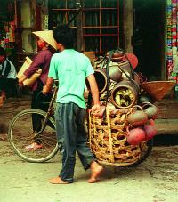 Na kole lze ve Vietnamu přepravovat pro nás zcela nepředstavitelné náklady.