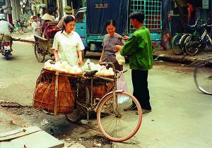 Pojízdná jednostopá prodejna ovoce projede celou hanojskou řtvrtí dokud není prodáno.