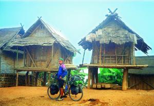 Vesnice v Laosu. Domečky zřejmě na uskladnění obilí