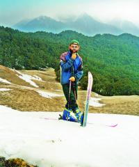 Garhwálský Himaláj, vojáci nám půjčili lyže.