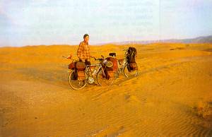 Vedlejší cesta v poušti Turkménie zcela zavátá pískem.