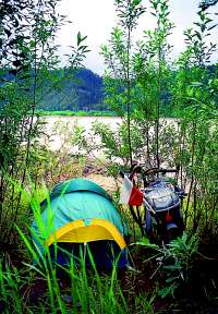 Tábor na Yukonu. Spal jsem u zlatonosné řeky.